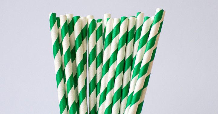 Zalety rezygnacji z plastikowych słomek na rzecz słomek papierowych